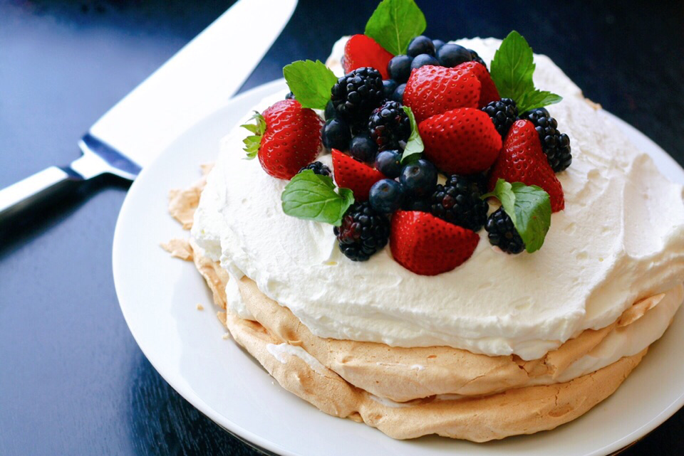7 Aussie Foods (Sweets Ver.) 🇦🇺🍰 - Pavlova 🎂 Named after a Russian