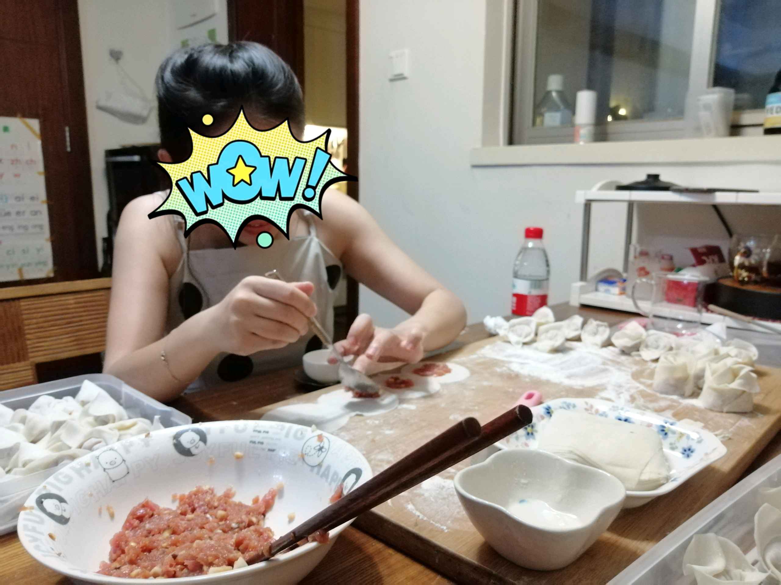 我昨晚和几个朋友包了云吞。我创新了好多新形状的云吞,例如飞机云吞,鱼🐠云吞,古琴云吞,但最好吃的是我朋友包的玫瑰花🌹云吞。她把三个云吞卷在一起 ...